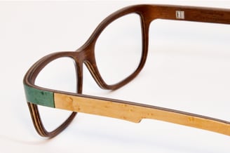 Seiten- und Innenansicht einer dreifarbigen Holzbrille, Front grün, Bügel natur hell, Innenseite dunkelbraun