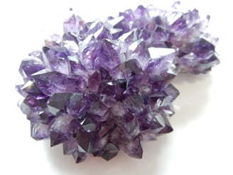 Wie die meisten Silikate besitzt auch Amethyst einen Glasglanz.