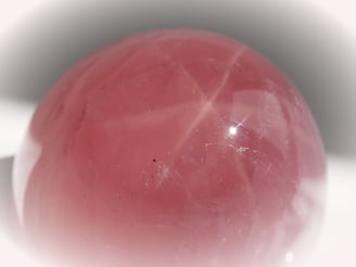 Im Rosenquarz eingelagerte Rutilnadeln bewirken einen Asterismus, den sog. Sterneffekt.