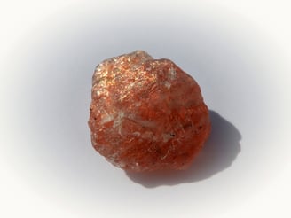 Sonnenstein - Winzige Rotkupfer- oder Hämatiteinschlüsse lassen diesen Stein glitzern, auch Aventureszenz genannt.