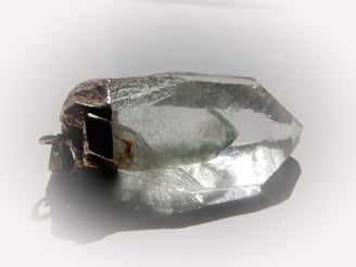 Phamtomquarz, Phantombildung - Dies kann geschehen durch: Farbzonen durch Veränderung der Zusammensetzung der Lösungen während der Kristallisation, oder durch Einschluss von anderen Materialien oder Wachstumspausen und erneutes Wachstum.