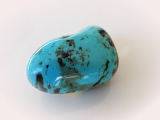 Die Oberfläche von Türkis hat in der Regel einen Wachsglanz, der an Subglasglanz grenzen kann.