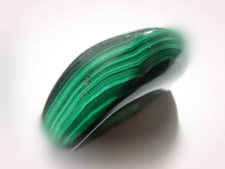 Material aus Malachit besitzt einen Glanz, der als seidig bezeichnet wird.