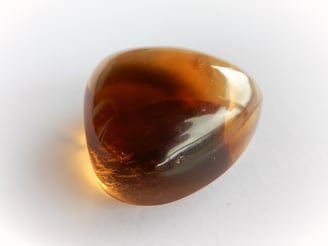 Citrin als Form von Kristallinem Quarz weist einen klassischen Glasglanz auf.