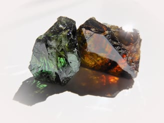 Sphalerit BI 2,36-2,37 ist schwer zu facettieren. Ist dies gelungen, hat er einen hohen BI und gutes Feuer.