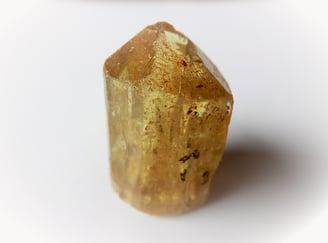 Dieser Apatit-Kristall besitzt zahlreiche kleine Einschlüsse, die ihm ein brüchiges Aussehen geben.