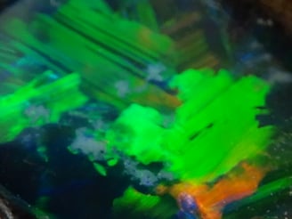 Opal BI 1,37 - 1,52 besitzt ein ganz spezielles Farbenspiel, hervorgerufen durch die Diffraktion winziger Kiesegelkügellchen.