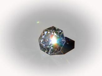 Die Facetten dieses farblosen Cubic Zirkonias BI 1,81 - 2,02 maximieren die Lichtreflexion in seinem transparenten inneren. Kommt in Feuer und Brillanz fast dem Diamanten gleich.