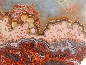 Crasy-Lace Achat - Der Fundort dieser Achatvarietät mit dynamischen Wirbeln und lebhaften farbenkontrasten ist Mexiko.