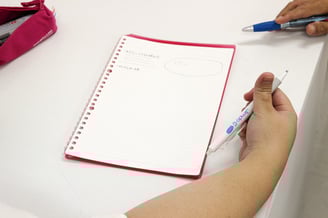 【画像】議題を考えメモを取る作業