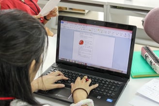 【画像】記事をパソコンに入力している