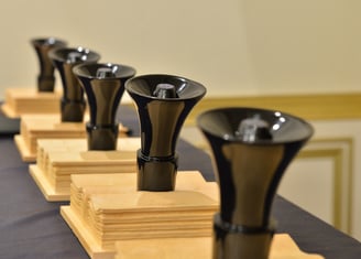 受賞者に贈呈するトロフィー