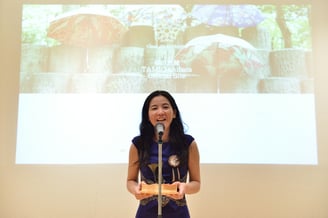 受賞のコメントをする柴田民緒さん