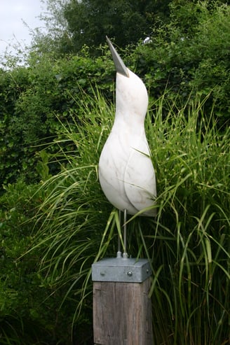 "Roerdomp"  Marmer met roestvrijstaal  in opdracht van particulier - Frieda Waanders 2010