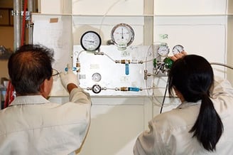 多孔質シリカ皮膜装置操作の様子