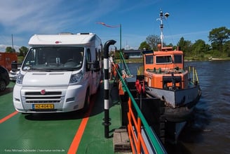 kuriose, durch einen Schleppkahn gezogenen Autofähre über die Weichsel