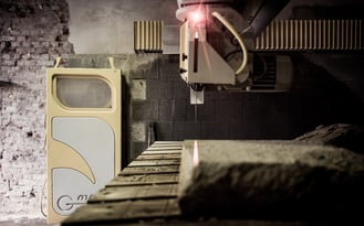 Die Naturstein Säge von Meilenstein aus Dresden misst einen Stein ein