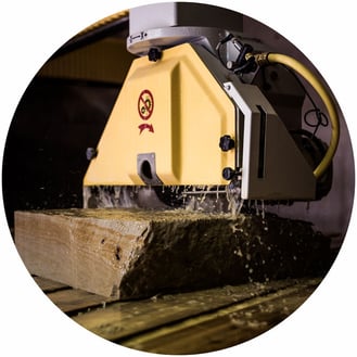 Die CNC-Steinsäge schneidet ein Stück Sandstein