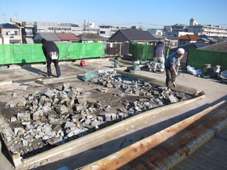 【工事中の様子】コンクリートを壊しています