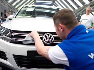 Mitarbeiter der Volkswagen AG inspizieren im VW-Werk in Wolfsburg die Fahrzeuge Tiguan und Touran in der Endkontrolle. Foto: Jochen Lübke