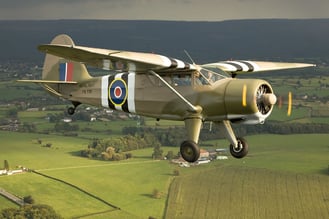 Die Stinson Reliant ist mit den markanten D-Day-Streifen versehen