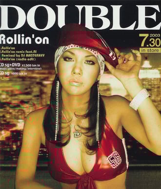 DOUBLEのTakakoさんもFunky Divasのスーパーロングピアスを着用！