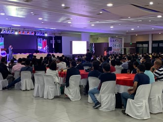 講演会には360名に聴講者が集まった