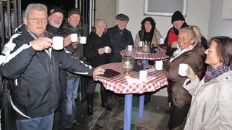 Eröffnung der Punschhütte am ersten Adventsamstag. Bei dem feuchtkalten Wetter steht man lieber an den Stehtischen in den Arkaden.