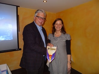 1. Vice-Governor, Thomas Klein, überreicht Präsidentin des Lions Club Linth, Marion Ihde, den Fanion des Governors