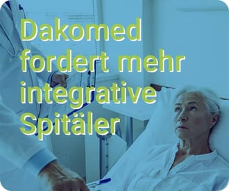 Eine ältere Dame erhält am Spitalbett von Arzt und Pflegerin Informationen