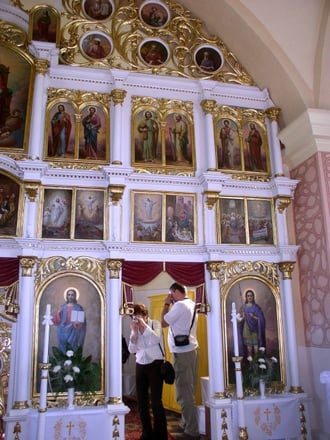 Południowa strona ikonostasu z ikoną świątynną (chramową) św. Dymitra Męczennika, któremu poświęcona jest cerkiew we wsi Obručne na Słowacji (fot. Anna Bożek) 