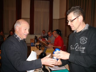 3. Benno Haas (r.) gratuliert Heiri Meier zum Sieg im Polysporttiven Plausch-Rangturnen.