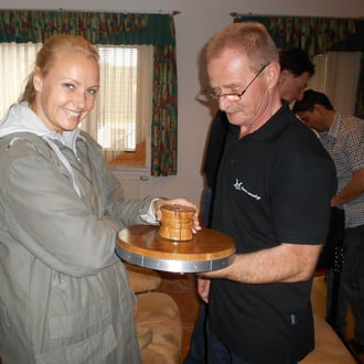 Franz Hauer präsentiert seine handgemachten Produkte