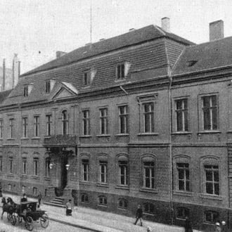 El verano de 1825, la familia Mendelssohn se trasladó a una mansión en el número 3 de Leipziger Straße, a las afueras de Berlín (vista de la casa en 1900).