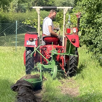 Schweres Gerät musste her .. Traktor mit Pflug. Thomas in Aktion.