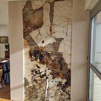 Habillage mural en quartzite Patagonia et entourage en pierre de Lens rainurée (en cours de pose) - design Coline Laporte