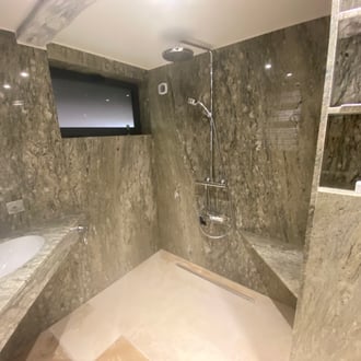 Parois de douche en granit veiné clair