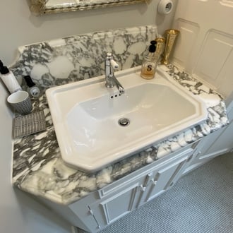 douche à l'italienne et plan vasque en marbre arabescato