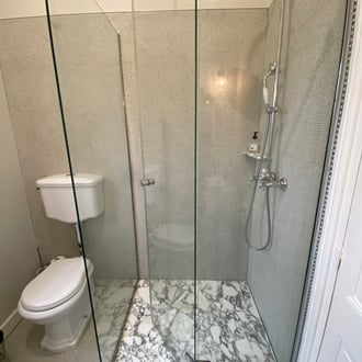 douche à l'italienne et plan vasque en marbre arabescato