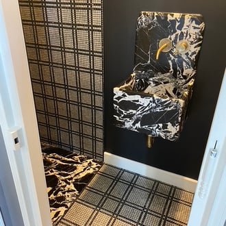 Douche à l'italienne avec vasque en marbre Grand Antique 