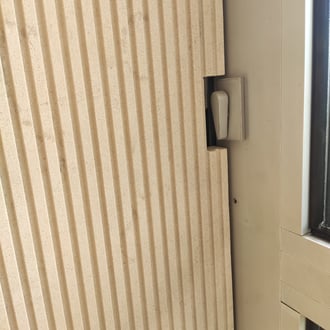 Habillage mural en quartzite Patagonia et entourage en pierre de Lens rainurée (en cours de pose) - design Coline Laporte