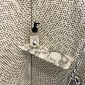 douche à l'italienne et plan vasque en marbre arabescato