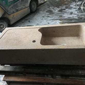 Vasque taillée dans la masse pierre de Bourgogne 