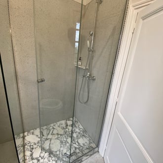 douche à l'italienne et plan vasque en marbre arabescato