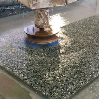 Polissoire automatique en train de polir une plaque de terrazzo