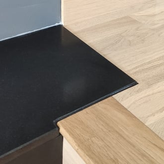 socle de cheminée en granit noir du Zimbabwe