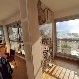 Habillage mural en quartzite Patagonia et entourage en pierre de Lens rainurée (en cours de pose) - design Coline Laporte