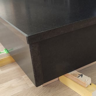 socle de cheminée en granit noir du Zimbabwe