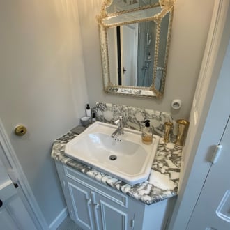 douche à l'italienne et plan vasque en marbre arabescato