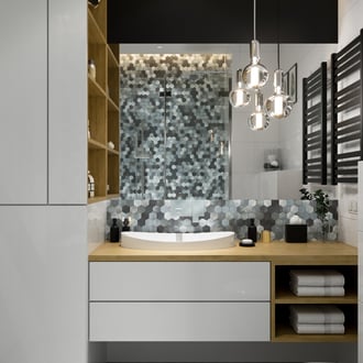 Projekt wnętrza łazienki z kolorową mozaiką